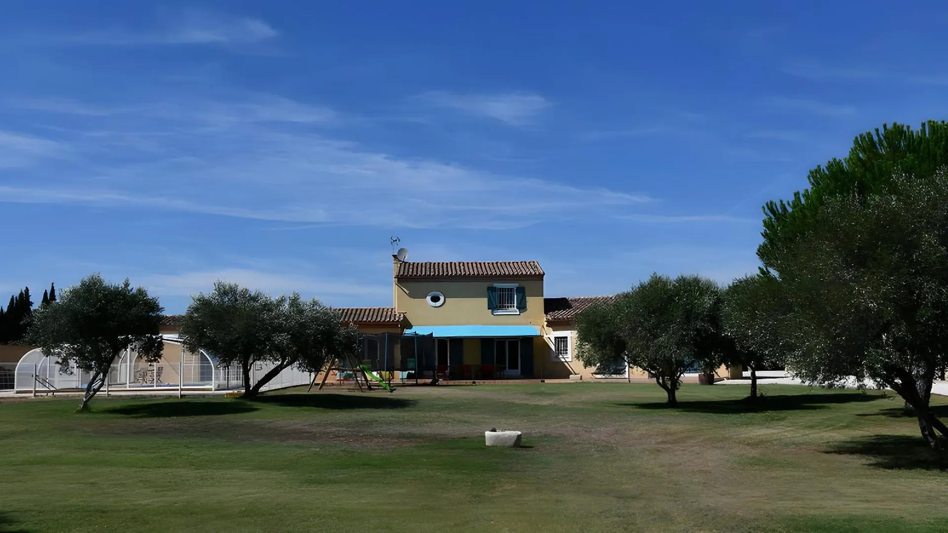 Yana Villa Arles