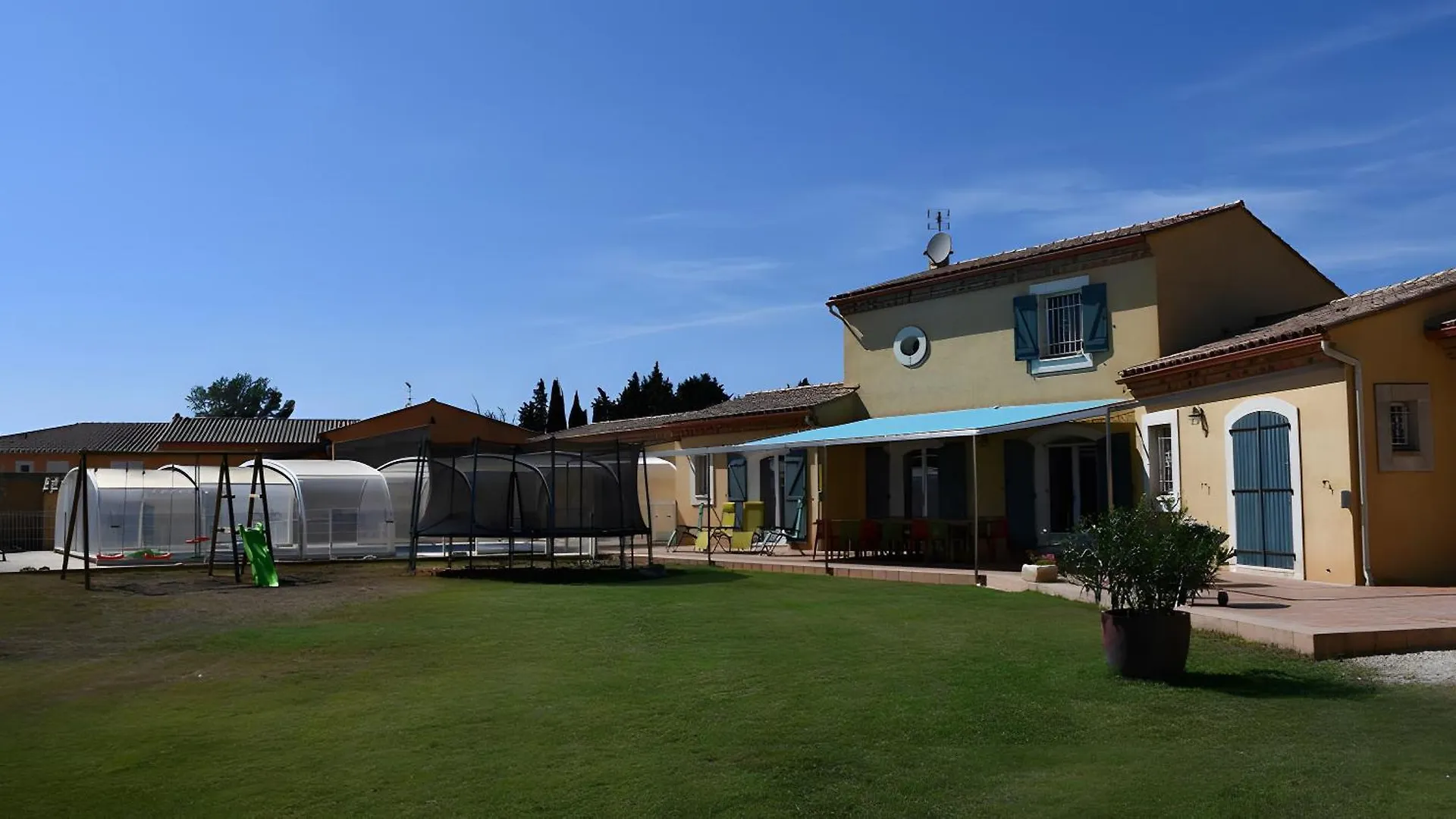 Yana Villa Arles