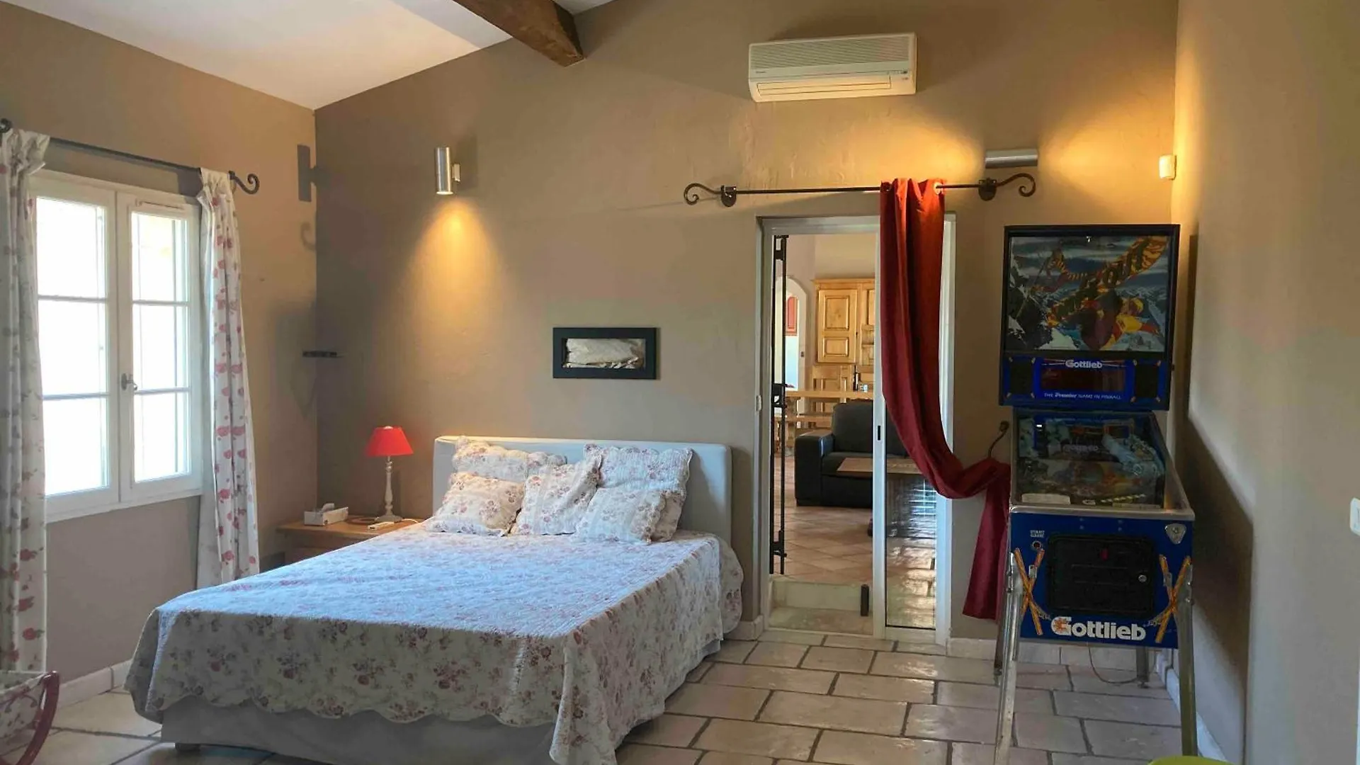 Yana Villa Arles 0*,  France