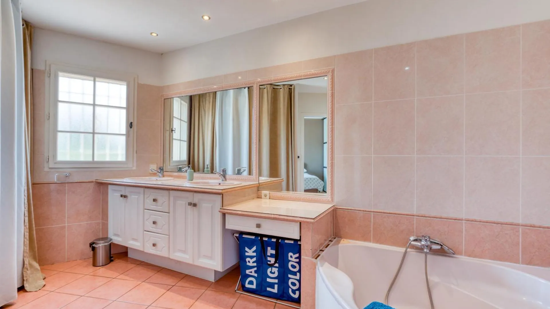 Yana Villa Arles