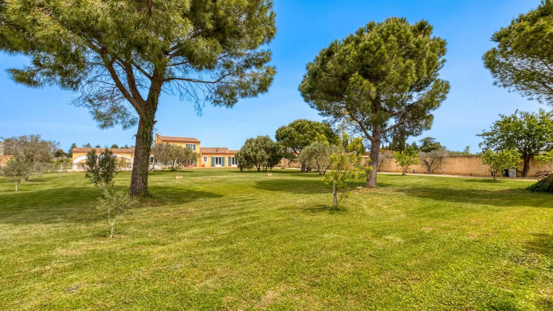Yana Villa Arles 0*,