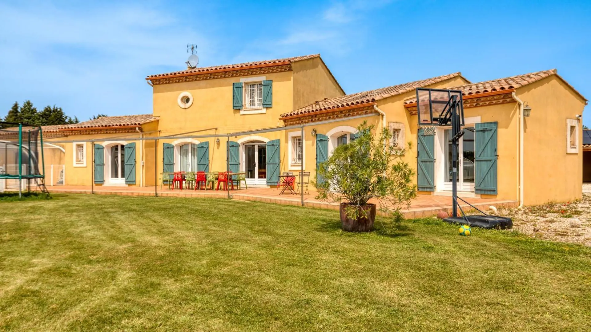 Yana Villa Arles