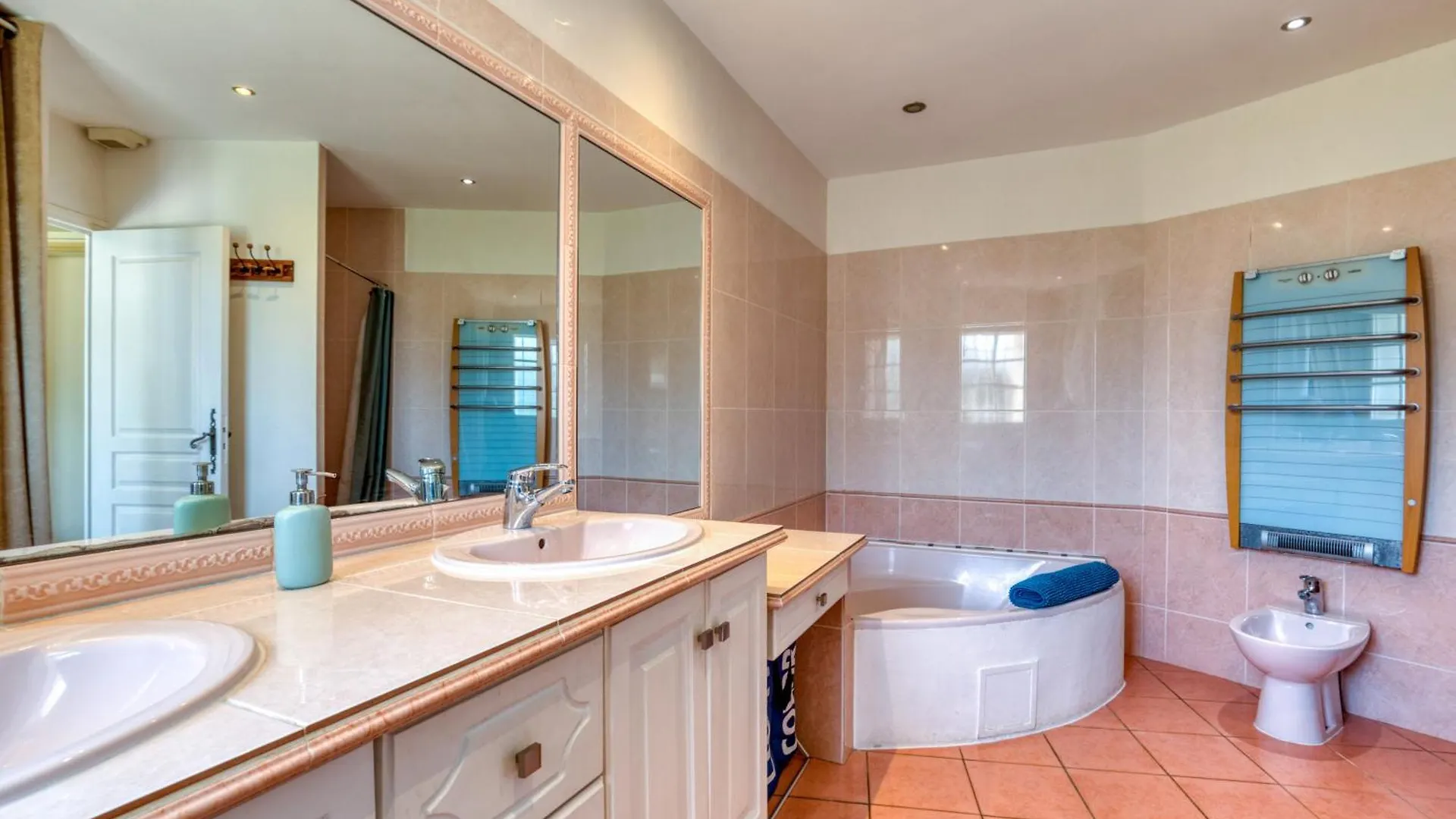 Yana Villa Arles