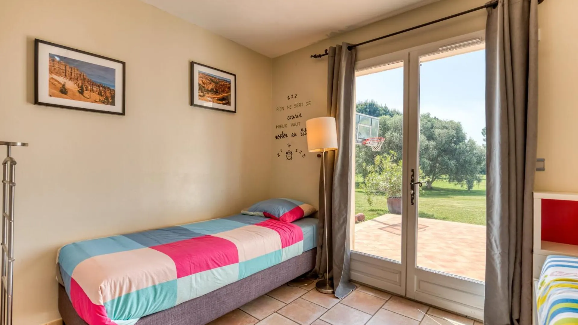 Yana Villa Arles 0*,  France