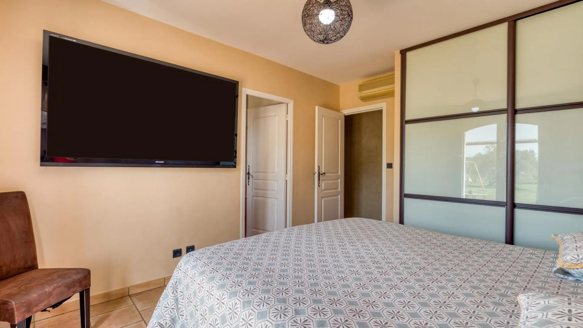 Yana Villa Arles France